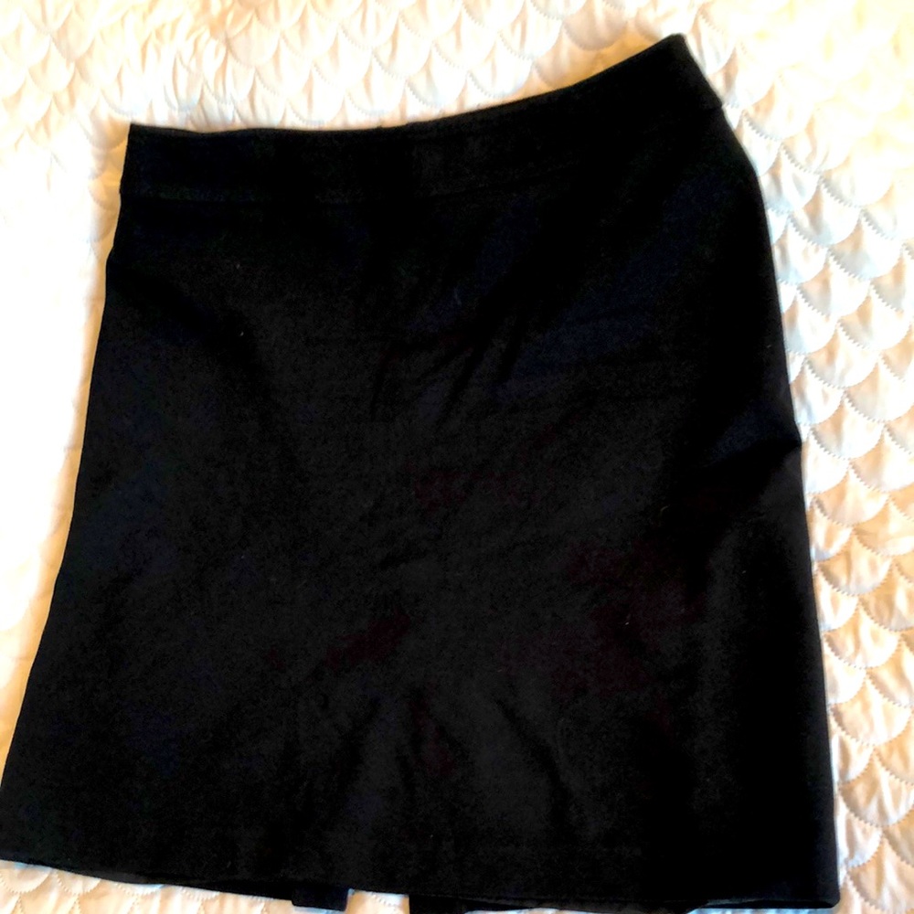Tahari black pencil skirt size 10! Classic knee length great for work!